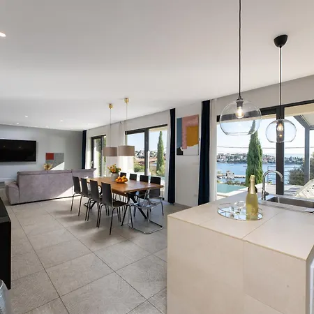 Vila White Palm Excelsior Seget Vranjica