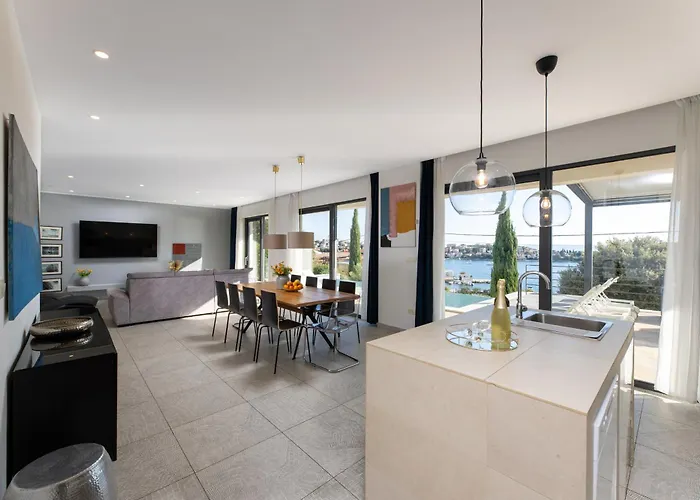 Vila White Palm Excelsior Seget Vranjica