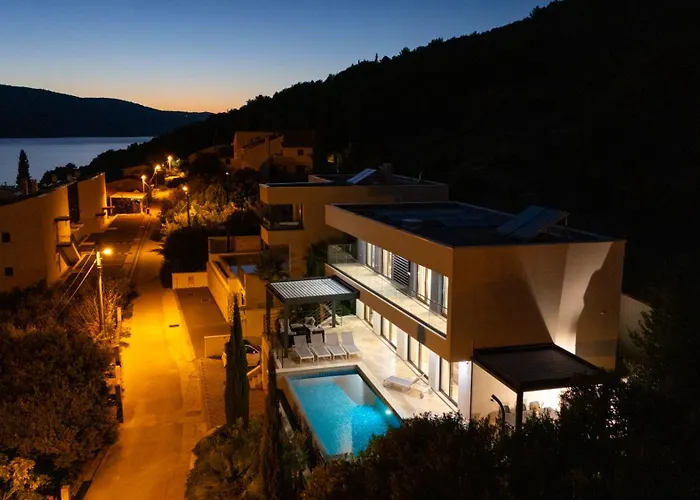 Vila White Palm Excelsior *